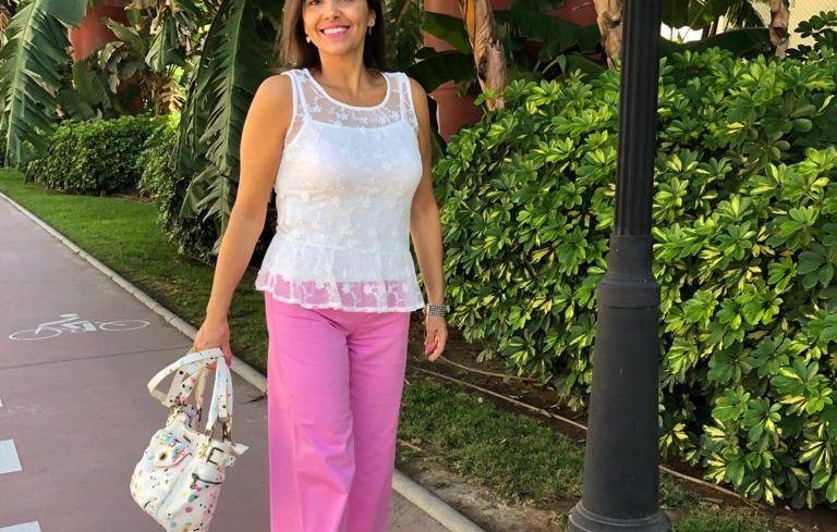 Pantalón ancho rosa + Top blanco